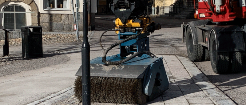 Sopmaskin som sopar grus på gångfartsområde