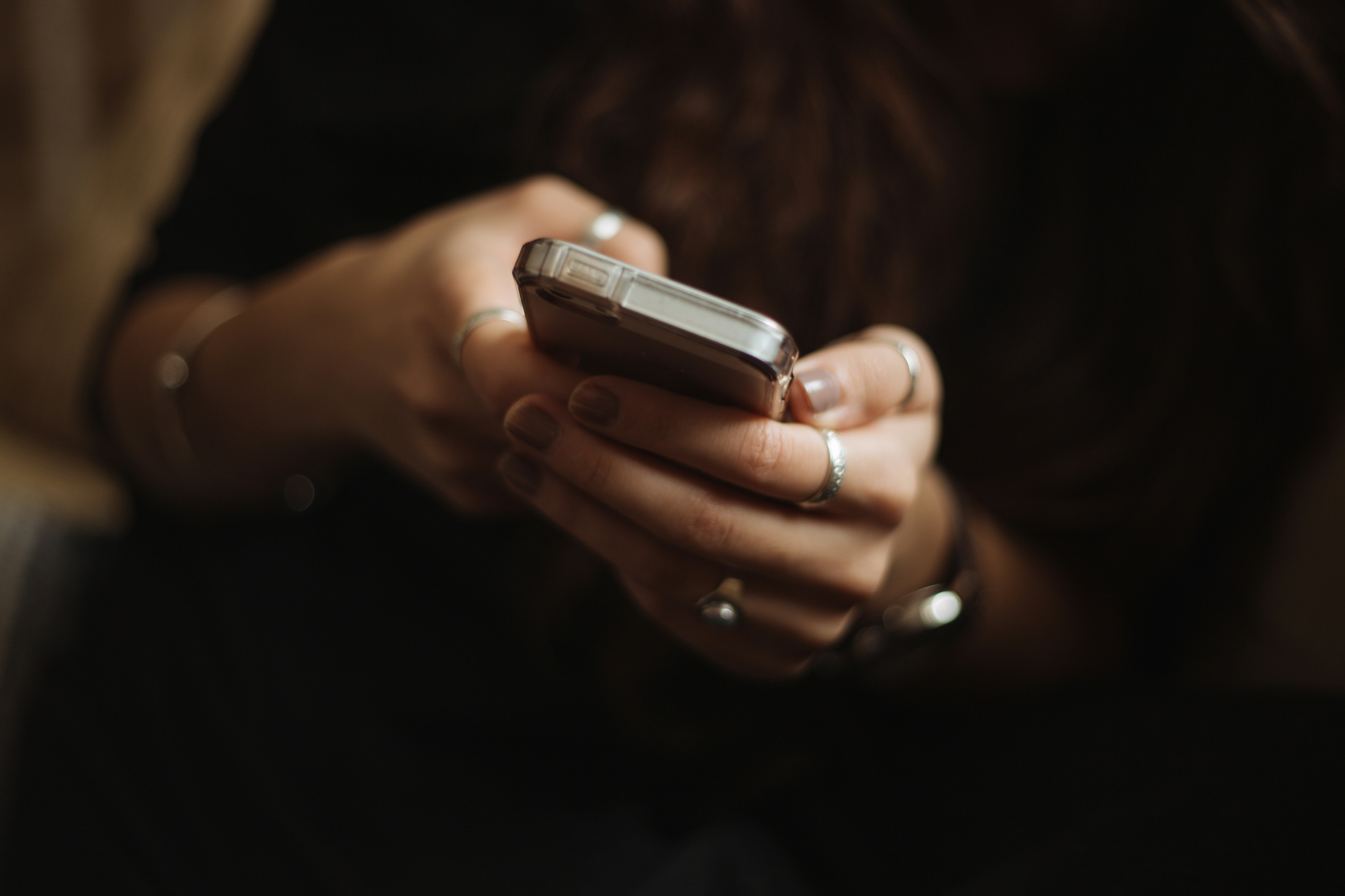 Mobiltelefon hålls i händer