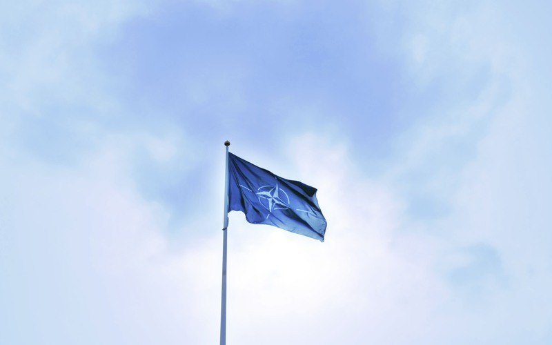 NATO-flagga mot blå himmel