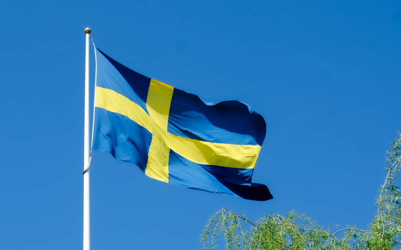 Svenska flaggan vajar i vinden 