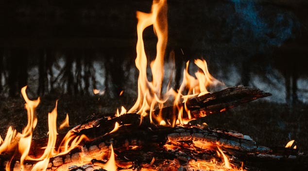 brinnande förkolnat trä mörk bakgrund