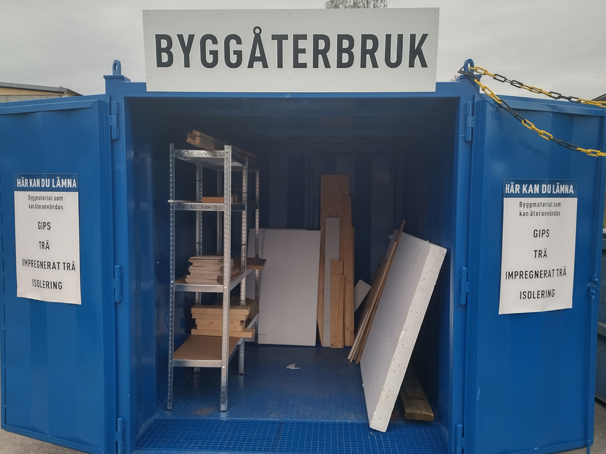 Container för byggmaterial.