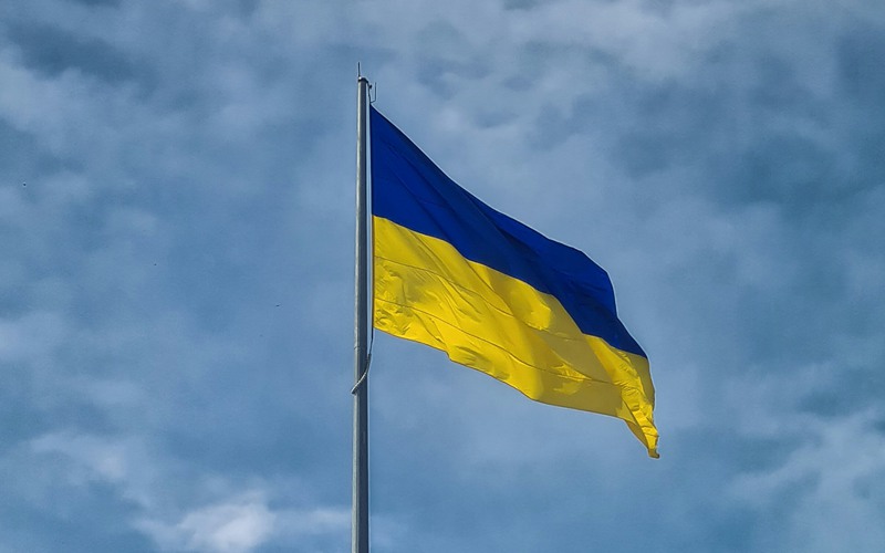 Ukrainas flagga på en flaggstång.