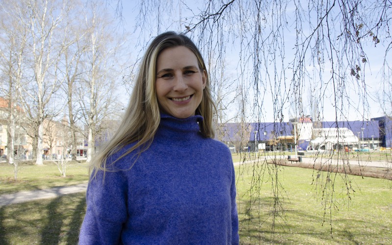 Porträtt av förvaltningschef för omsorg i stadshusparken.