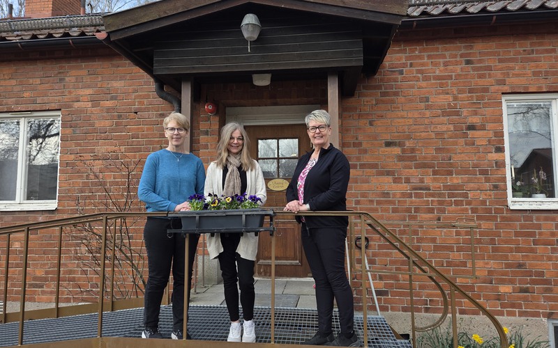 Anhörigstödjare framför anhörigcentrum