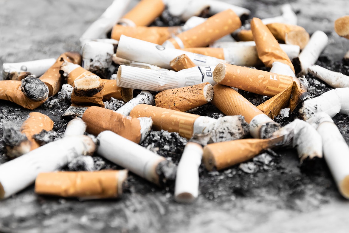 Cigaretter på marken