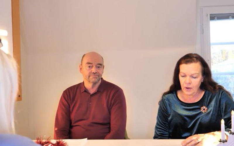 Patrik Sundin (S) och Gunilla Berglund (C) från omsorgsstyrelsen hälsar god jul.