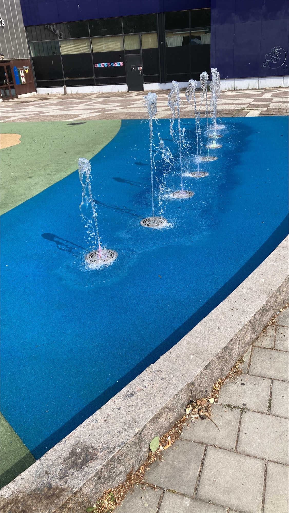 Vatten sprutar i lekparken.