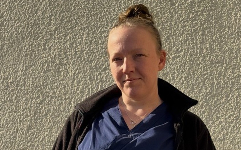 Mimmi utanför en byggnad.