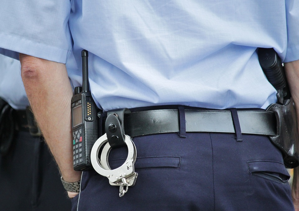 polis bakifrån, handfängelse, polisradio