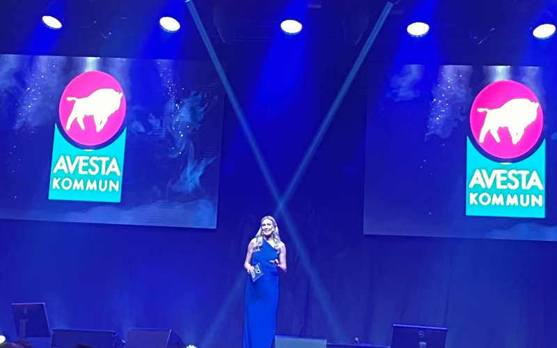 Jessica Almenäs på scenen.