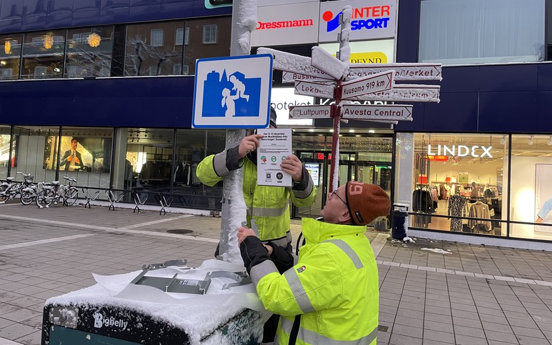 Teknisk service sätter upp skylten. Foto: Stina Lundkvist, Avesta kommun.