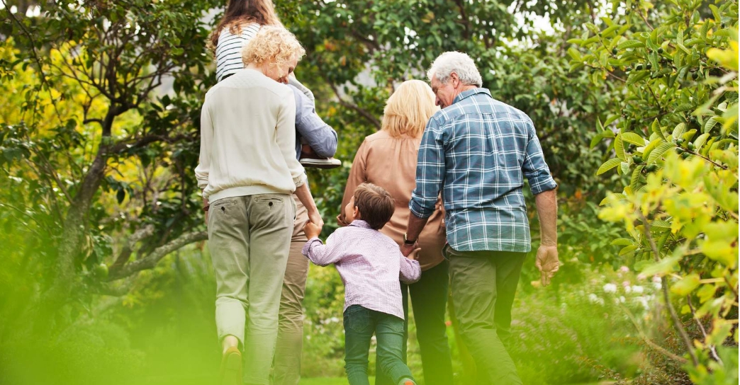 Familj på äng