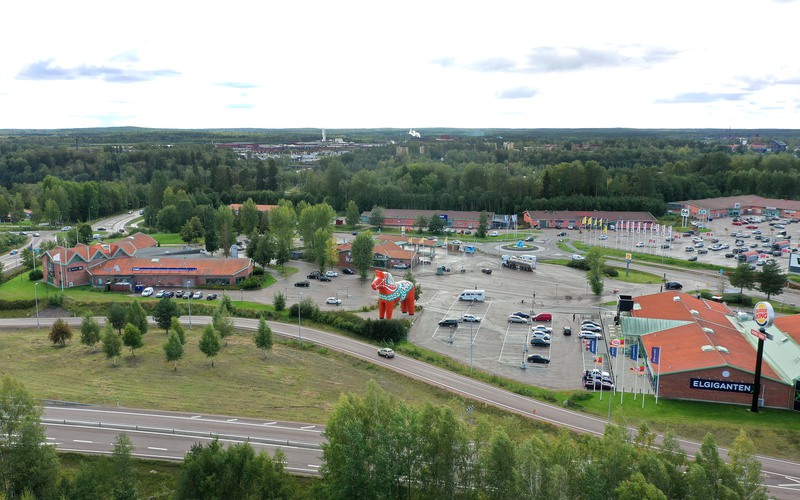 Åsbo handelsområde vid världens största dalahäst.