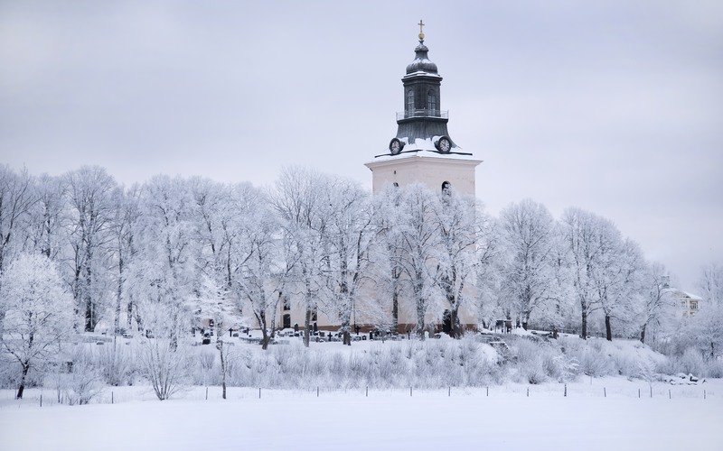 Kyrka i vinterlandskap.