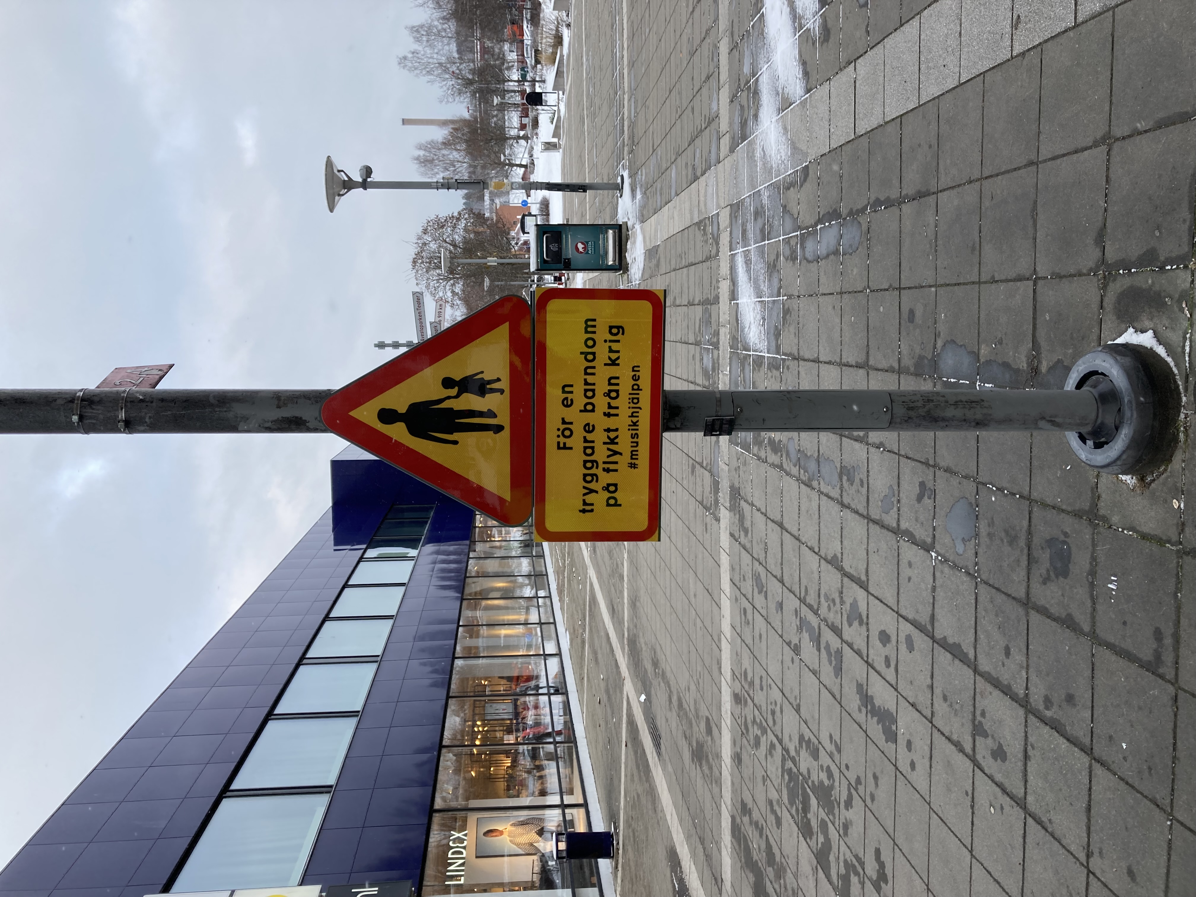 Uppsatt skylt på stolpe gågatan centrala Avesta.