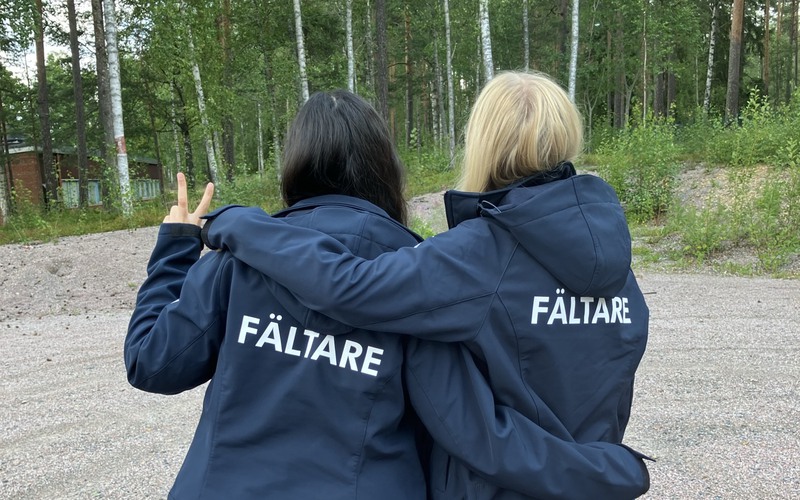 Fältare som håller om varandra 