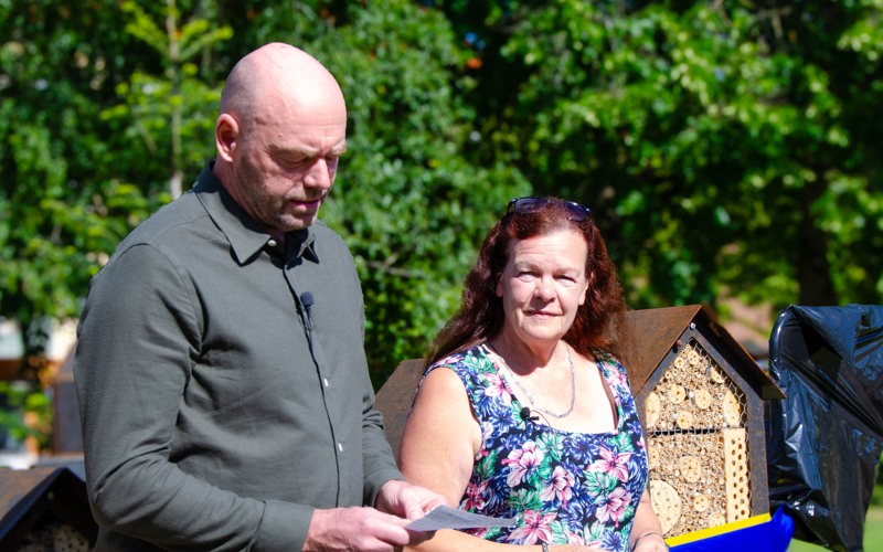 Patrik Sundin och Gunilla Berglund i stadsparken.