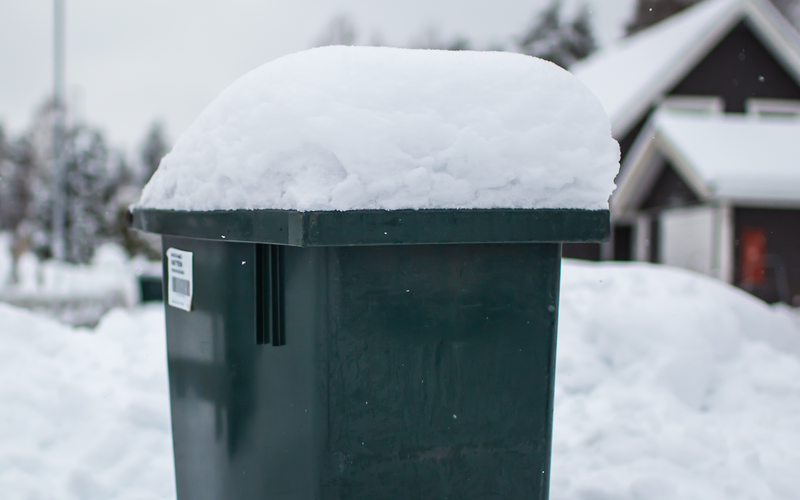 snötäckt sopkärl.
