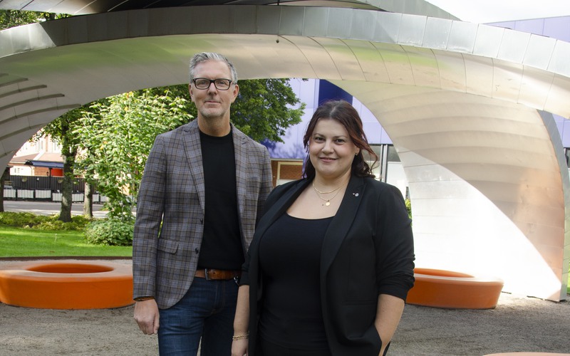 Tobias Åsell och Blerta Krenzi framför "Droppen" i Avesta. Foto: Erica Hallgren, Avesta kommun