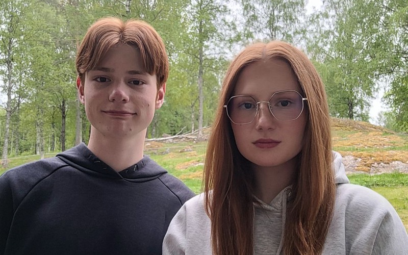 De två ungdomarna, Ture och Ester.