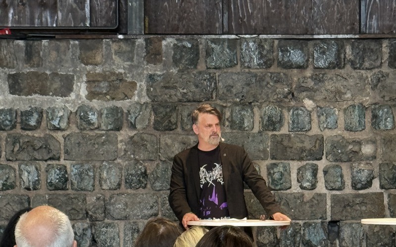 Hans Johansson, ordförande för regionala kultur- och utbildningsnämnden, lyfte hur Verket på ett alldeles särskilt sätt förmår lyfta samtida konst genom sin unika miljö. Foto: Erica Hallgren