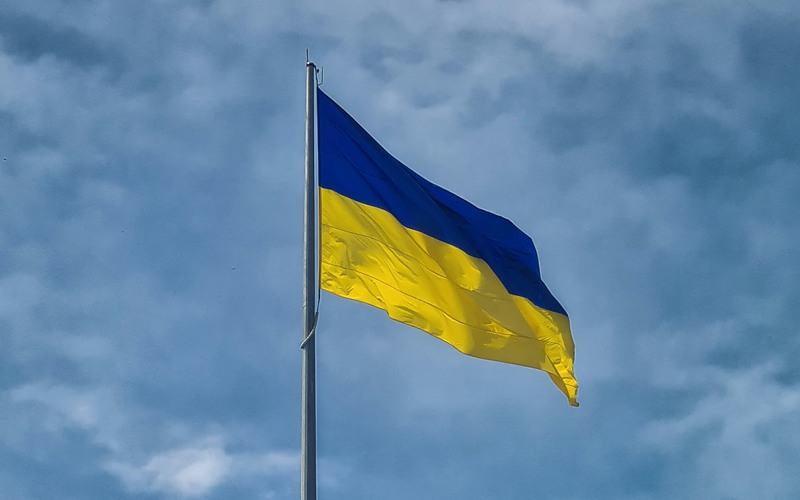 Ukrainas flagga hissad mot blå himmel