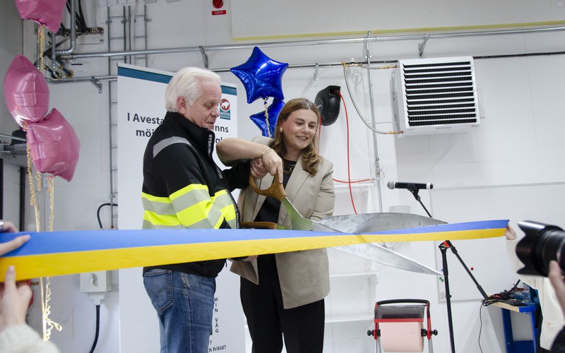 Christer Steingruber, Truckservice AB, och Blerta Krenzi, KSO, klipper bandet på invigningen. Foto: Erica Hallgren, Avesta kommun.