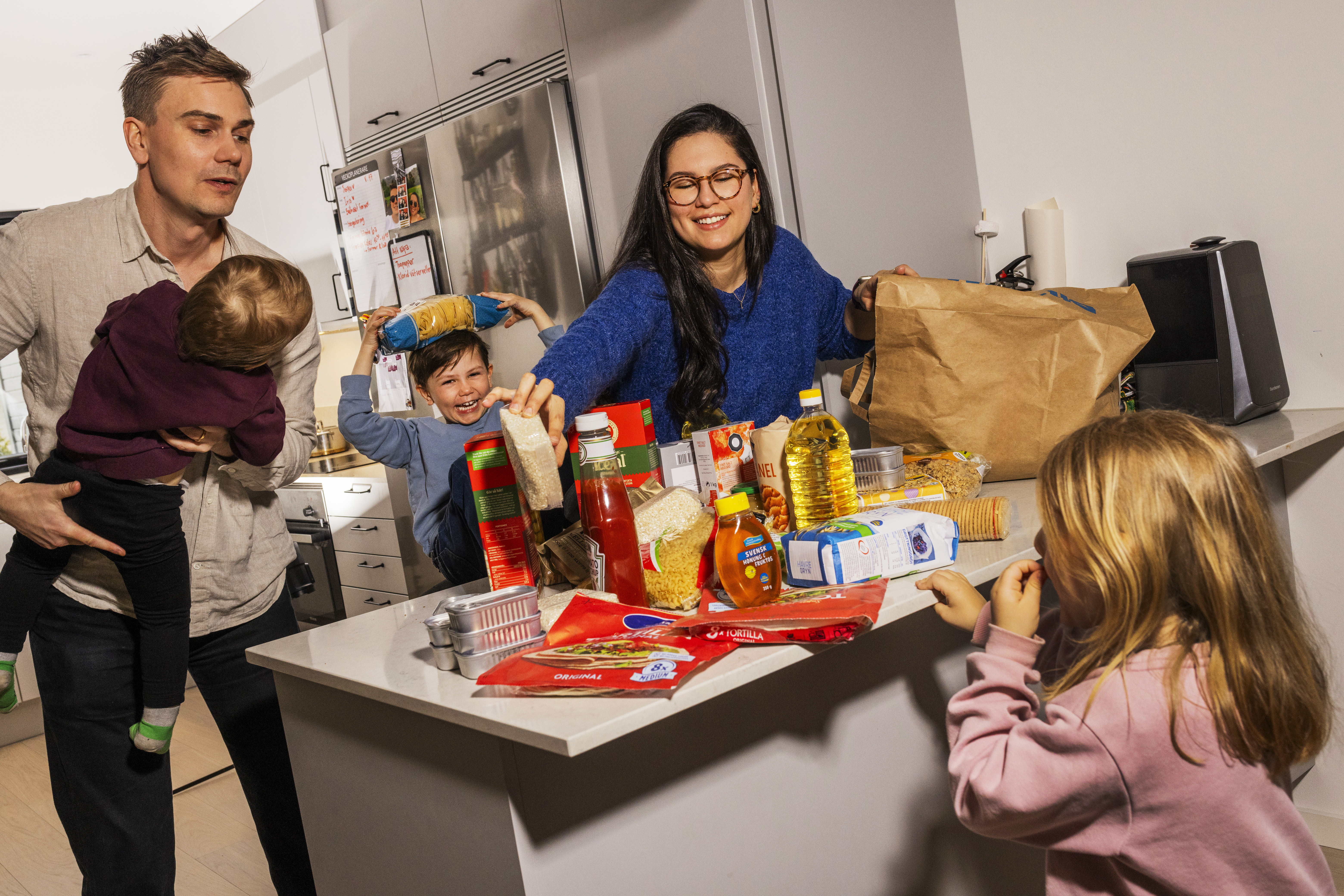 Familj som packar upp mat.