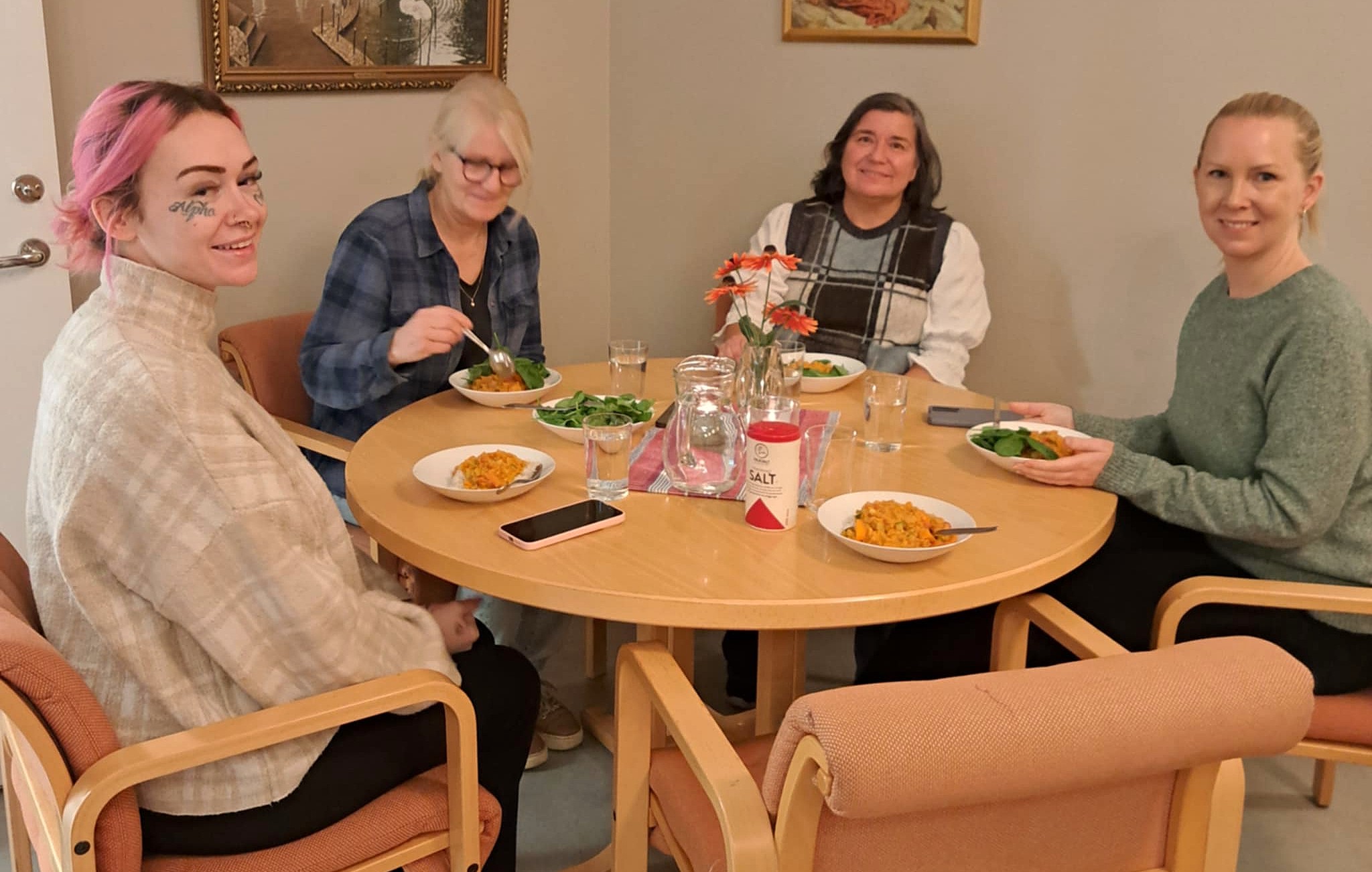 Katerina Westling, närmast i bild, tillsammans med sin matlagningskompisar.