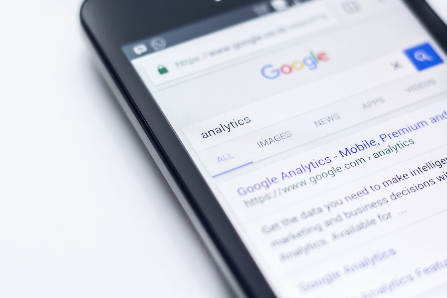 Mobiltelefon med googlesök på skärmen