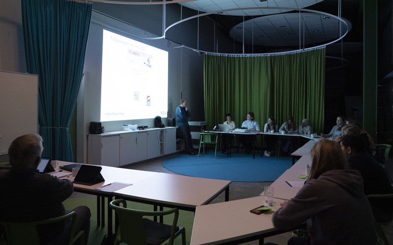 Peter Granqvist, projektledare håller i dialogen.