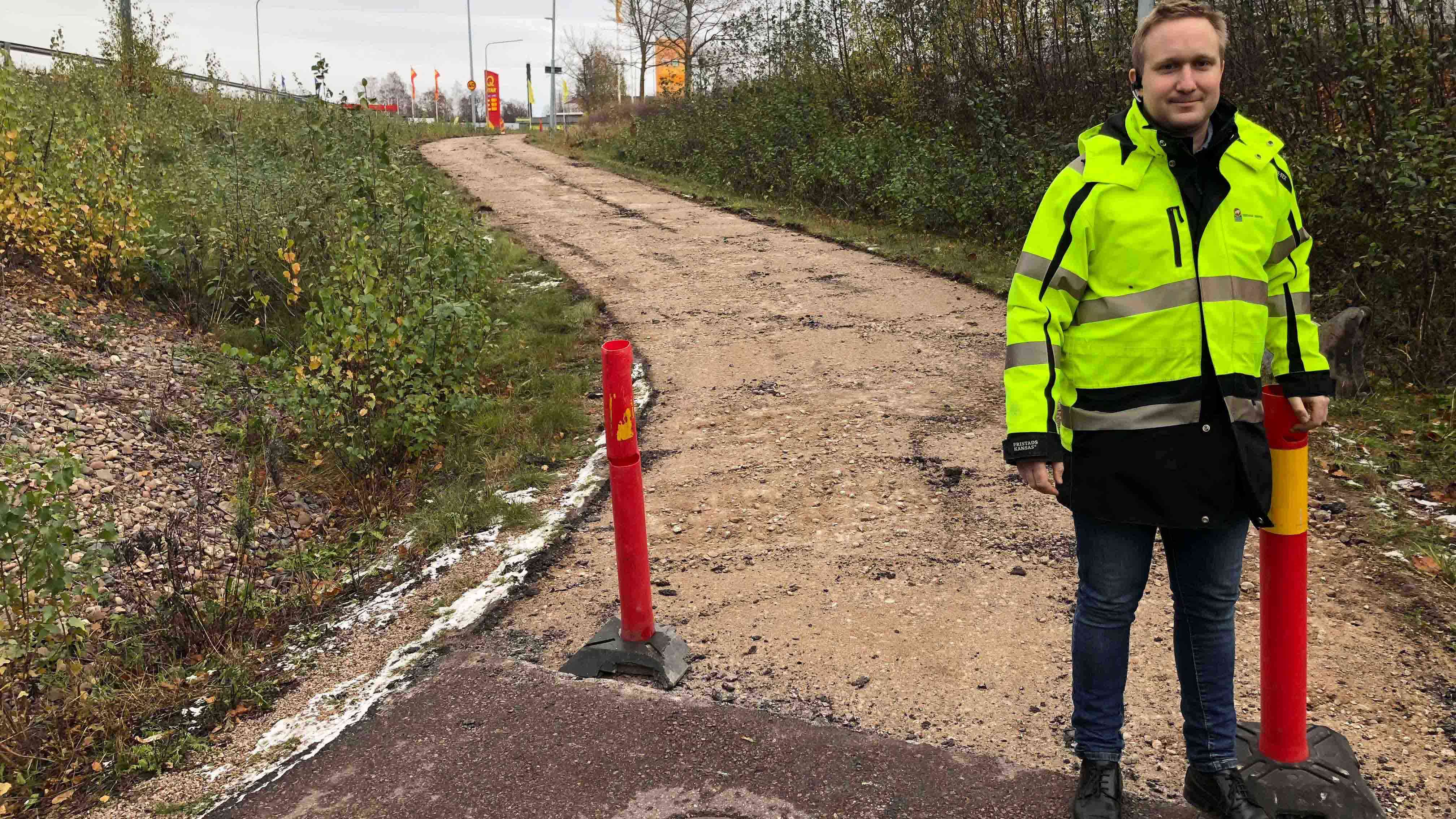 Emil Forslund står vid cykelbana