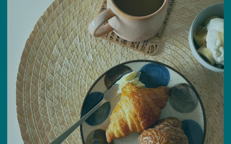 kaffe och croissant
