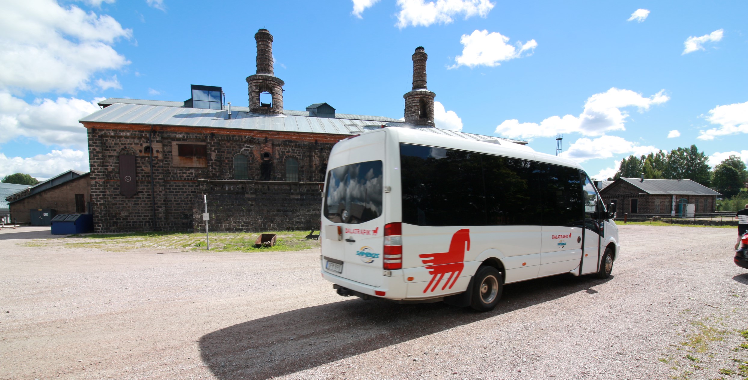 Bild på buss framför entrén vid Verket
