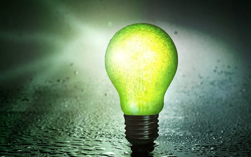 Grön glödlampa gjord av ett päron
