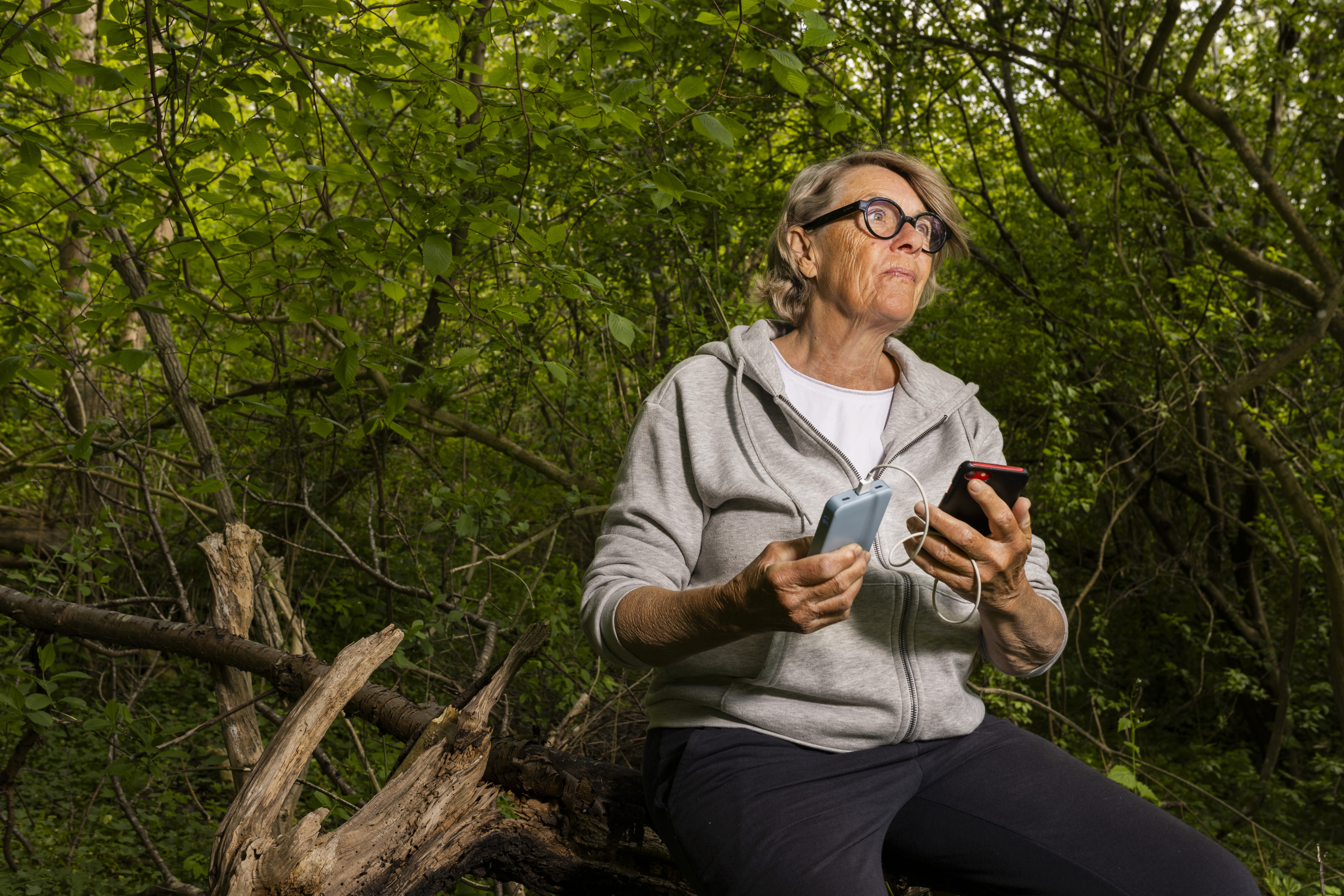 Personer som sitter med en mobiltelefon.