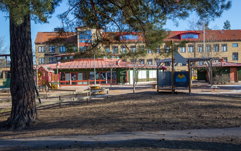 Skola och skolgård.