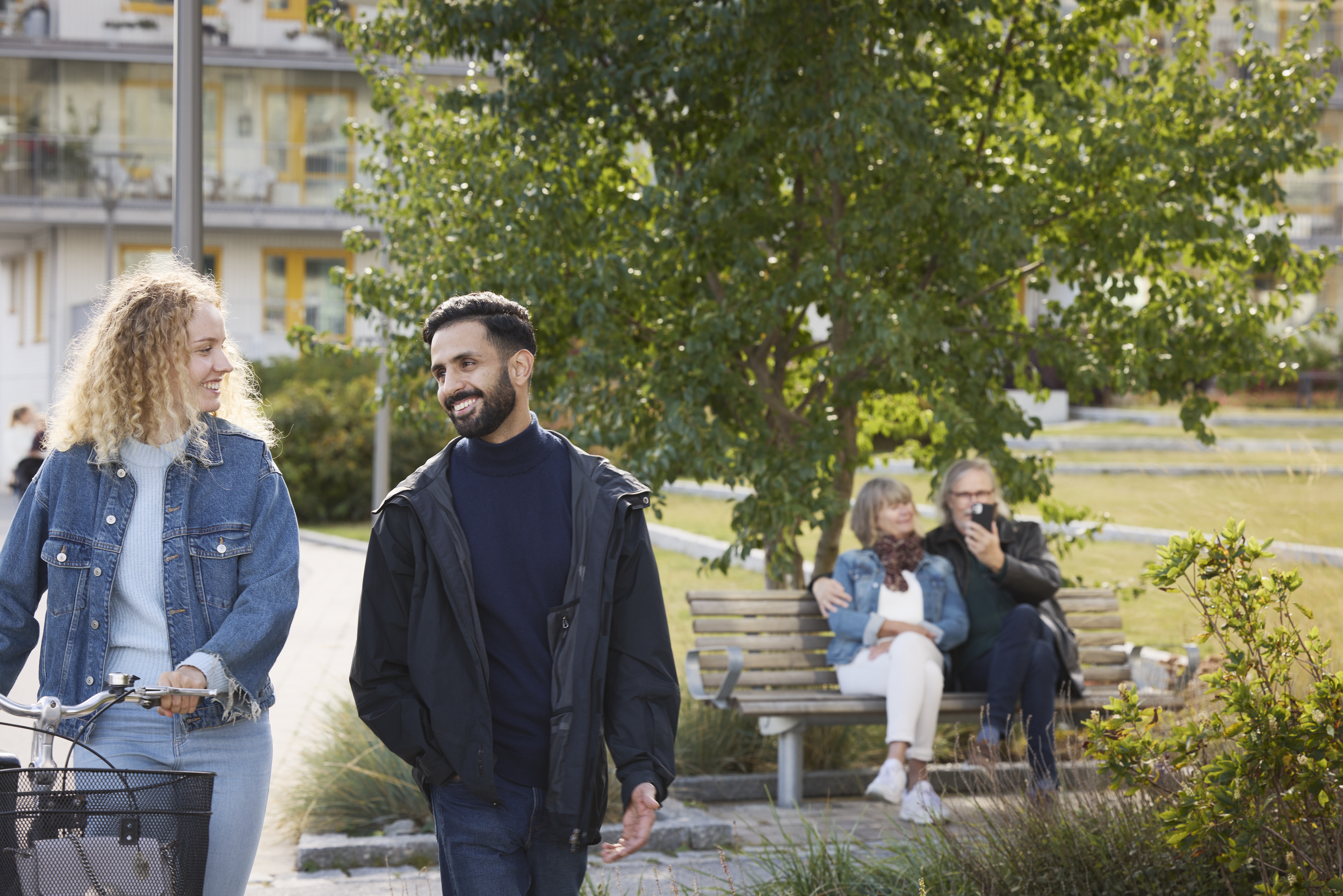 Människor som promenerar och samtalar