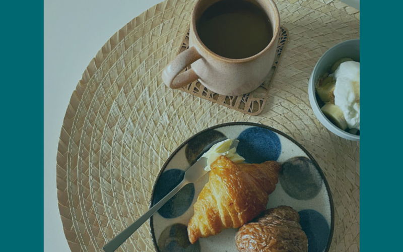 Kaffe och croissant