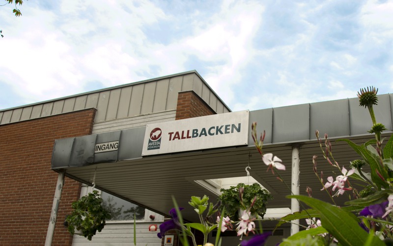Blommor framför Tallbackens entré.