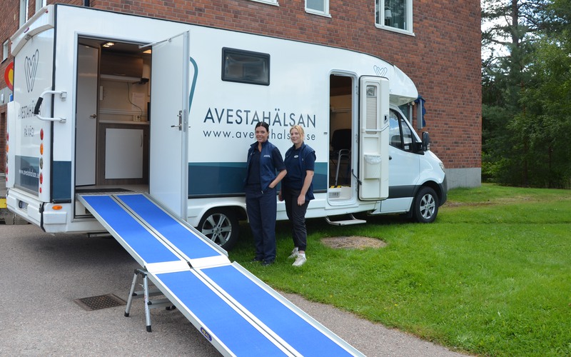 Personal utanför bussen.