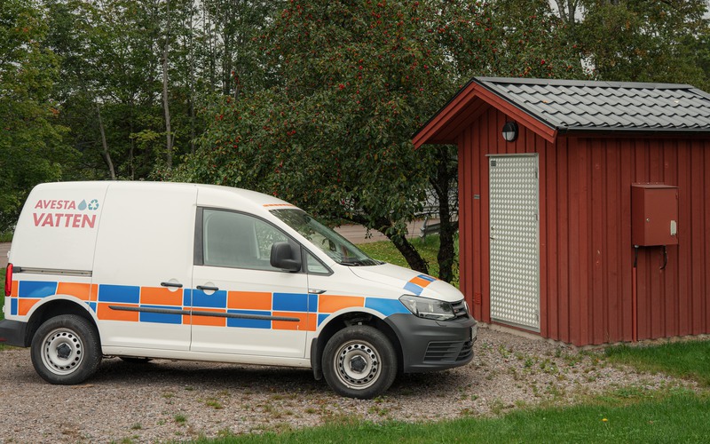 Bil med Avesta vatten-logga bredvid en pumpstation