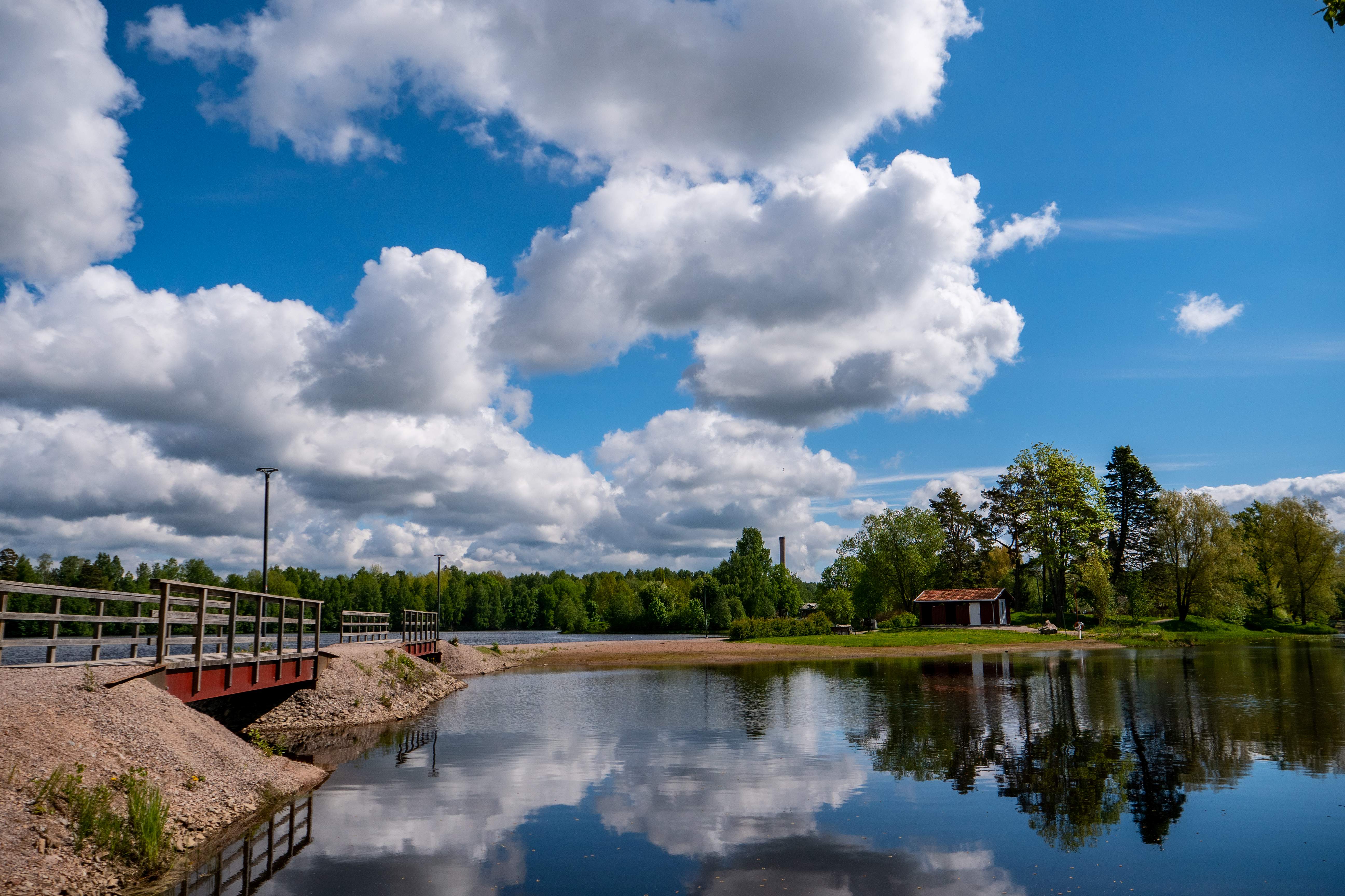 Vy över Holmenbadet vid Dalälven.