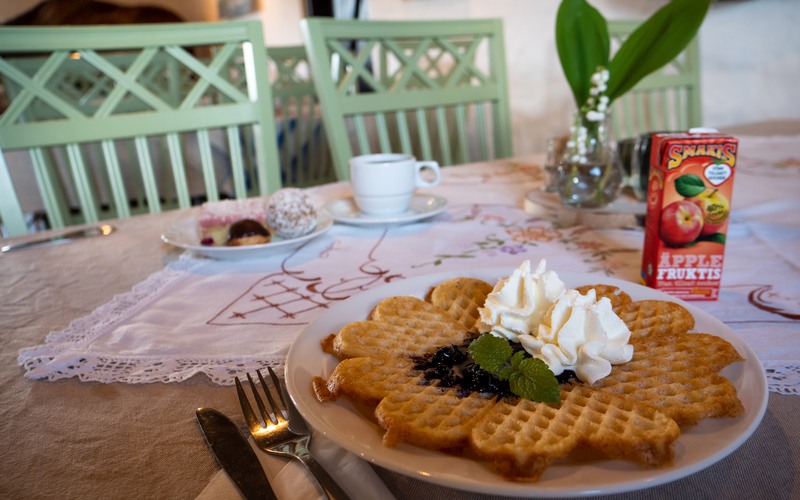 Nygräddade våfflor i Visentparkens café.