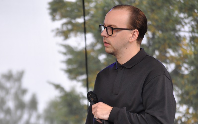 Farmen-Alex blev intervjuad av Anton Sundin, kommunfullmäktiges ordförande. Foto Erica Hallgren