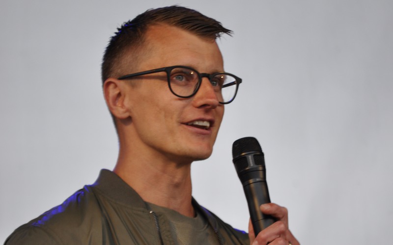 Farmen-Alex blev intervjuad av Anton Sundin, kommunfullmäktiges ordförande. Foto Erica Hallgren