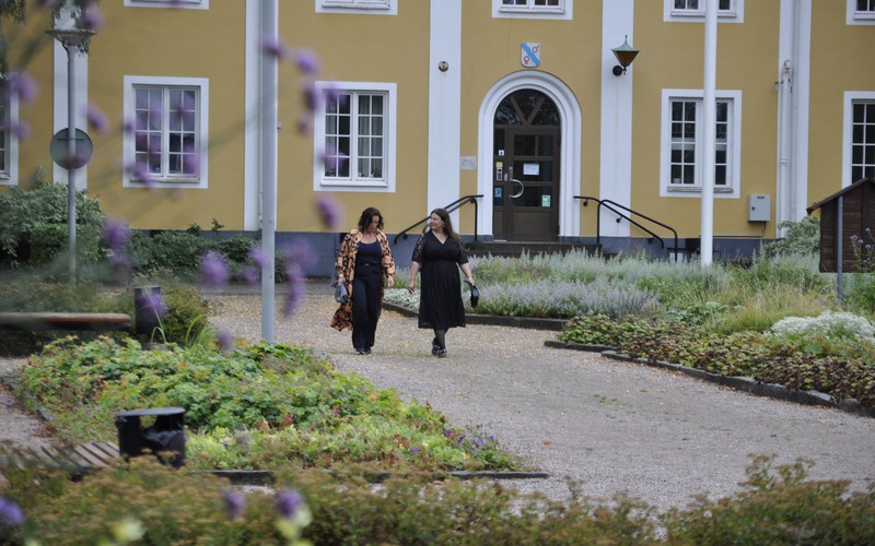Therese och Blerta promenerar ner till Lilla Torget genom stadshusparken. Foto: Erica Hallgrent.