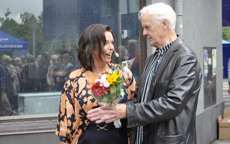 Therese Asplund och konstnären Thomas Qvarsebo som skapat Asplunds platta. Foto: Erica Hallgren