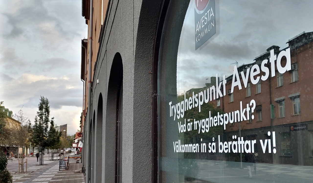 Gatubild med ett skyltfönster i fokus